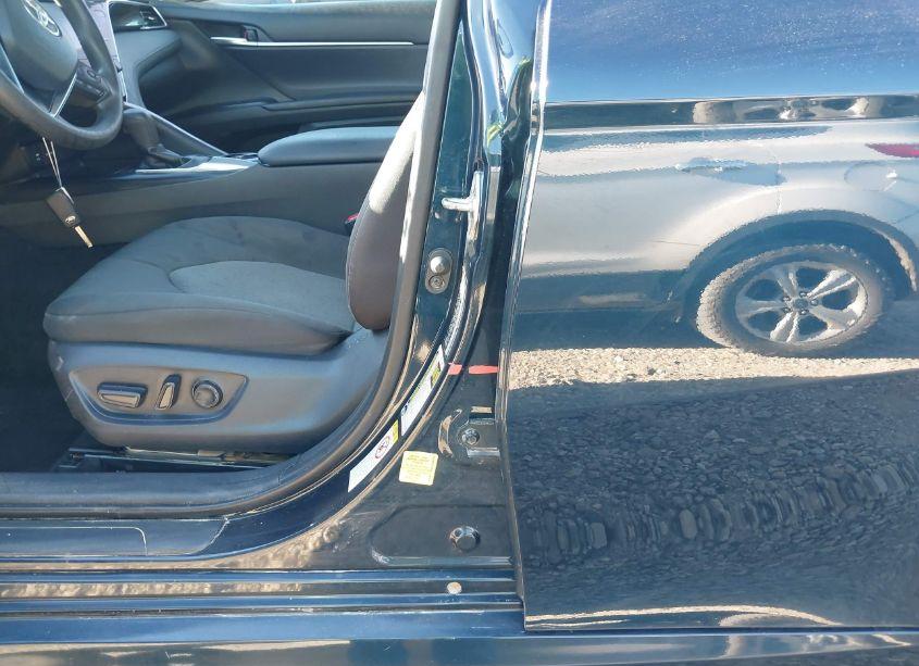 Photo 6 of 2018 Toyota Camry LE (VIN 4T1B11HK9JU599259)