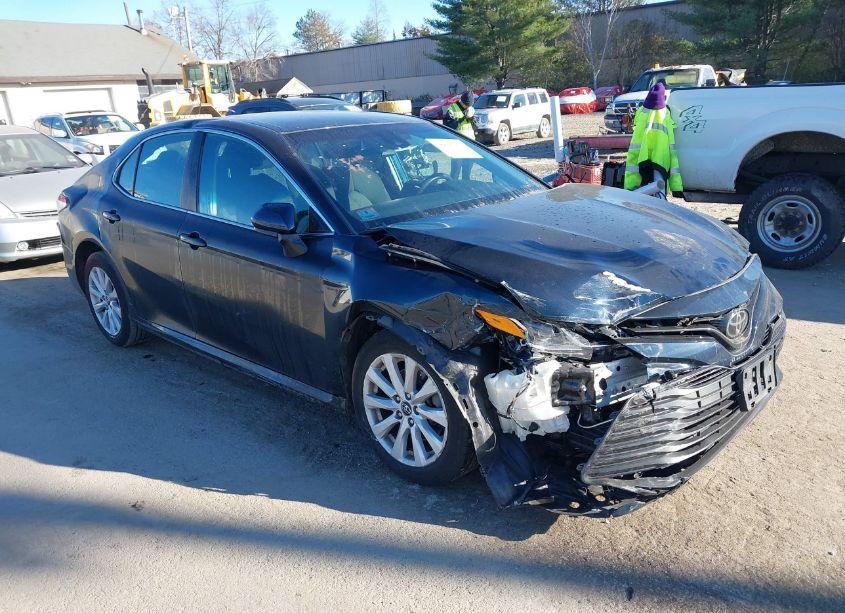 2018 Toyota Camry LE (VIN 4T1B11HK9JU603536) main photo