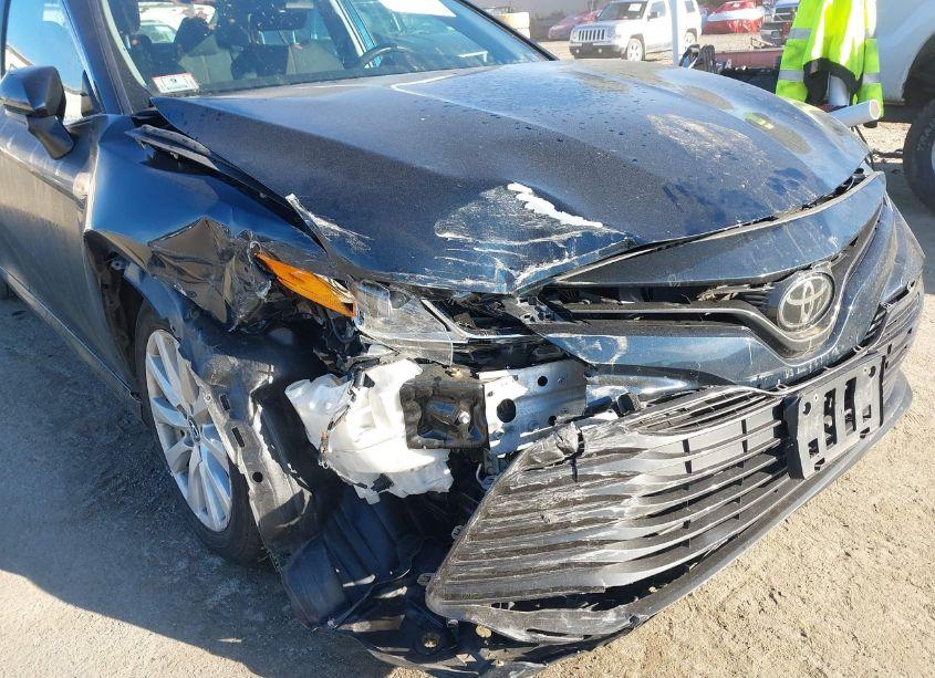 Photo 6 of 2018 Toyota Camry LE (VIN 4T1B11HK9JU603536)