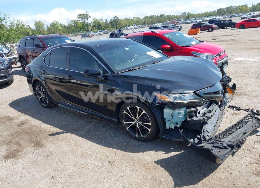 2018 Toyota Camry SE (VIN 4T1B11HK9JU606226) main photo