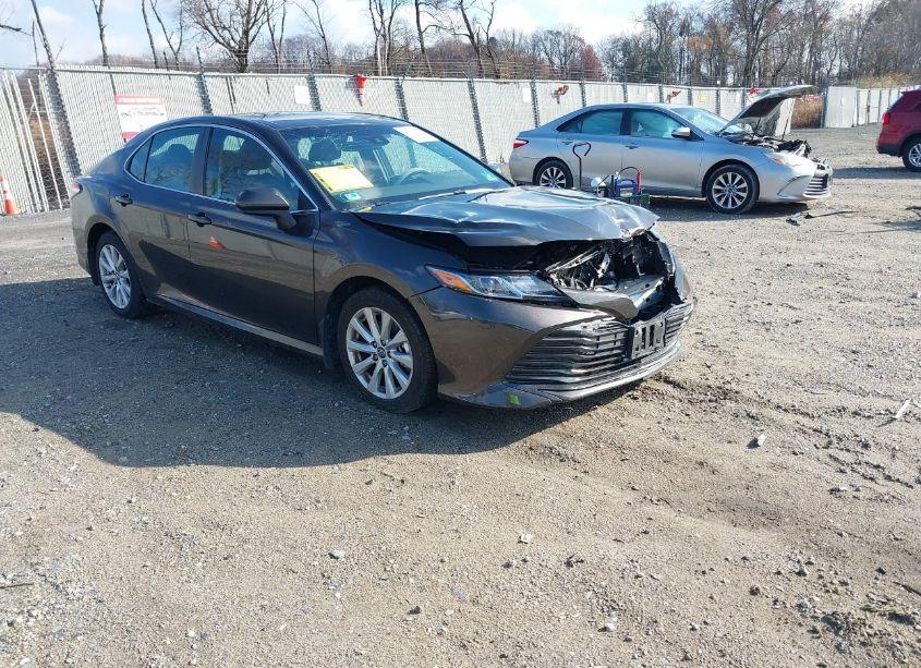 2018 Toyota Camry LE (VIN 4T1B11HK9JU607523) main photo