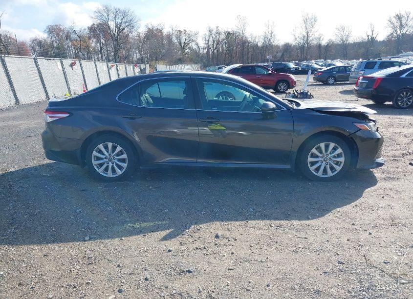 Photo 13 of 2018 Toyota Camry LE (VIN 4T1B11HK9JU607523)