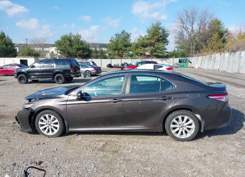 Photo 14 of 2018 Toyota Camry LE (VIN 4T1B11HK9JU607523)