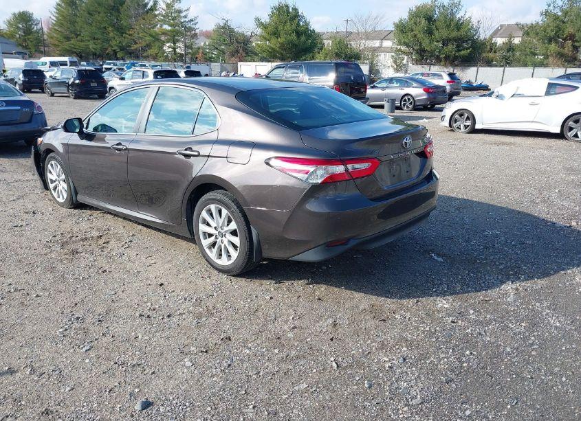 Photo 3 of 2018 Toyota Camry LE (VIN 4T1B11HK9JU607523)