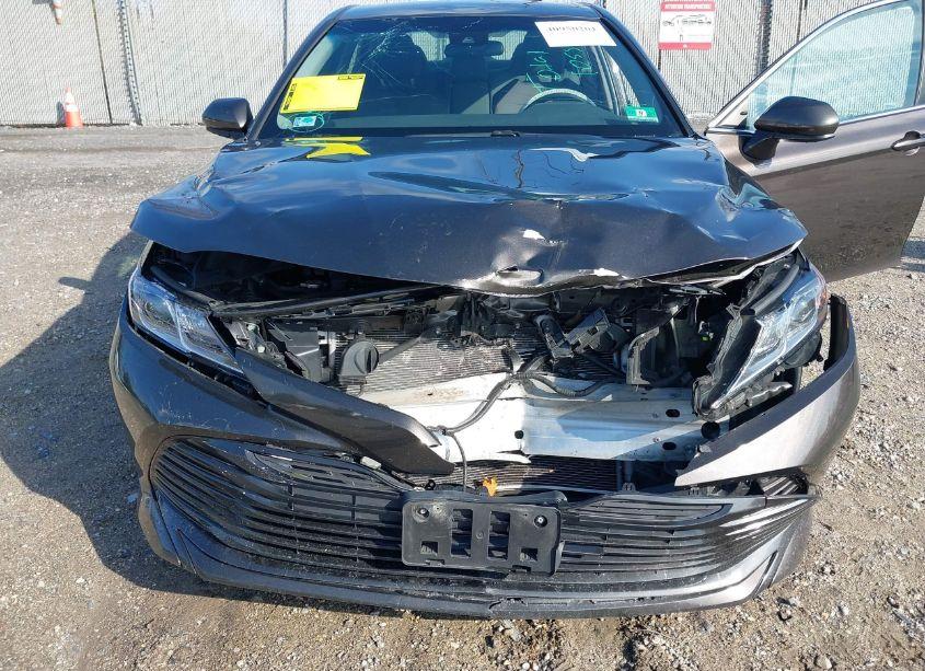 Photo 6 of 2018 Toyota Camry LE (VIN 4T1B11HK9JU607523)