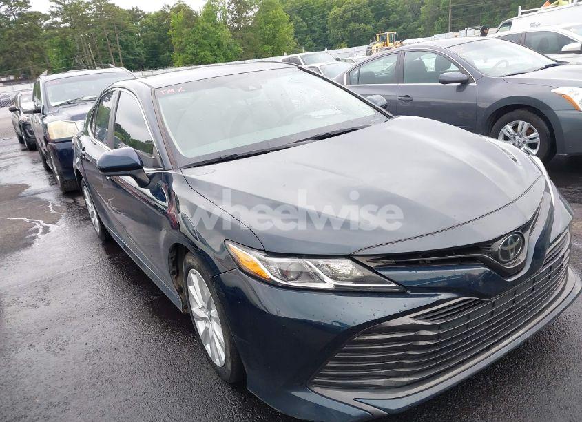 2018 Toyota Camry LE (VIN 4T1B11HK9JU614682) main photo