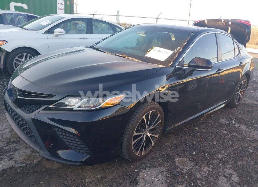 Photo 2 of 2018 Toyota Camry SE (VIN 4T1B11HK9JU626220)
