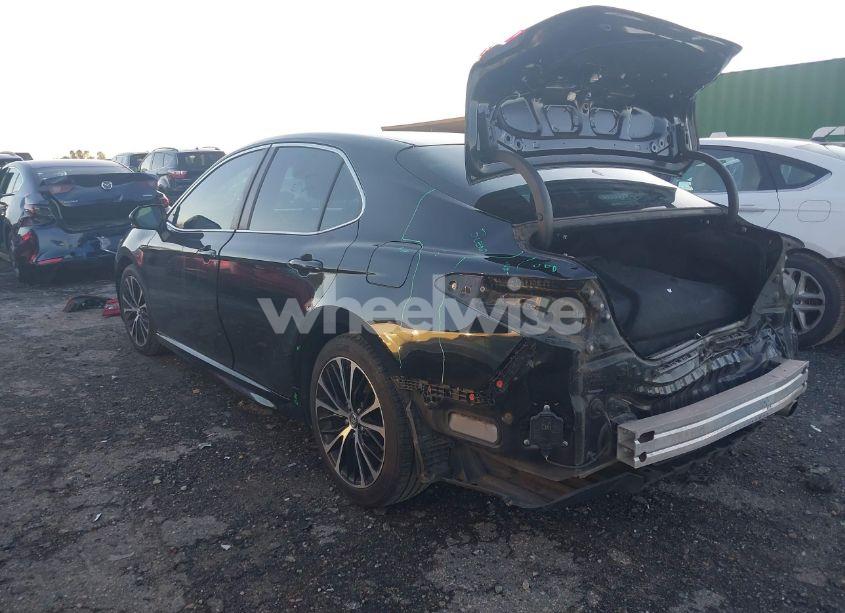 Photo 3 of 2018 Toyota Camry SE (VIN 4T1B11HK9JU626220)