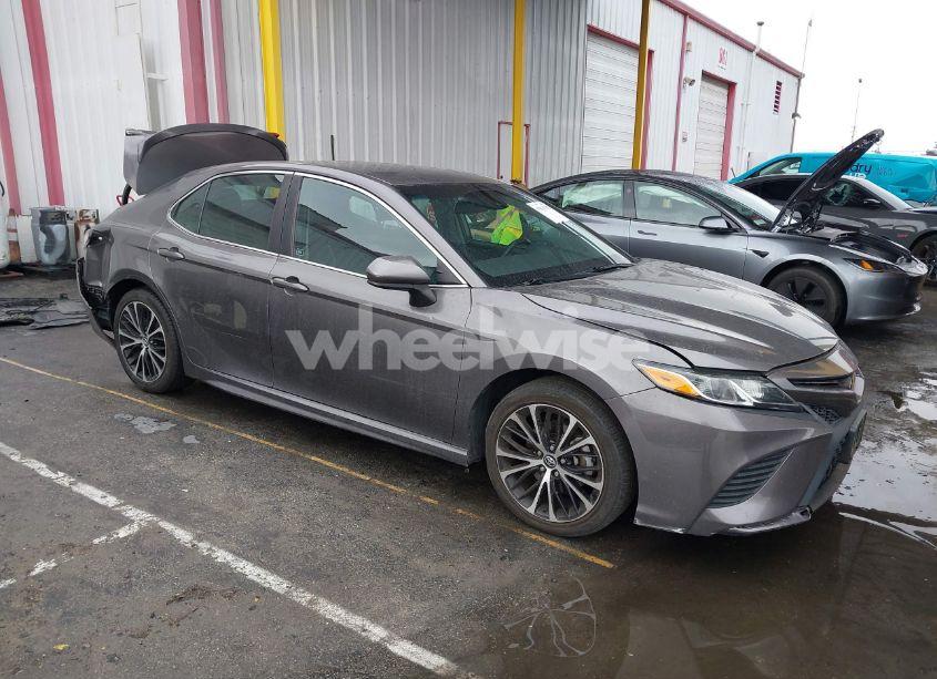 2018 Toyota Camry SE (VIN 4T1B11HK9JU643308) main photo
