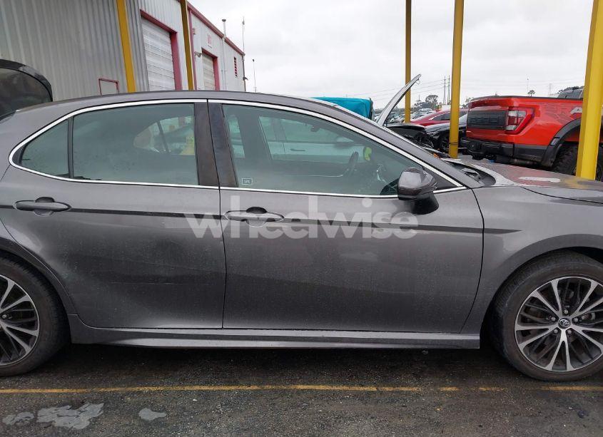 Photo 13 of 2018 Toyota Camry SE (VIN 4T1B11HK9JU643308)