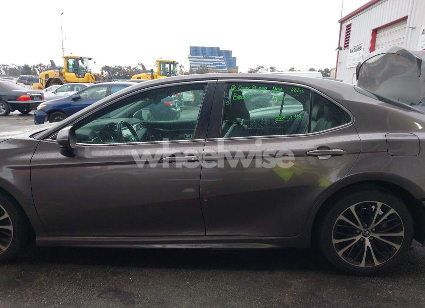 Photo 14 of 2018 Toyota Camry SE (VIN 4T1B11HK9JU643308)