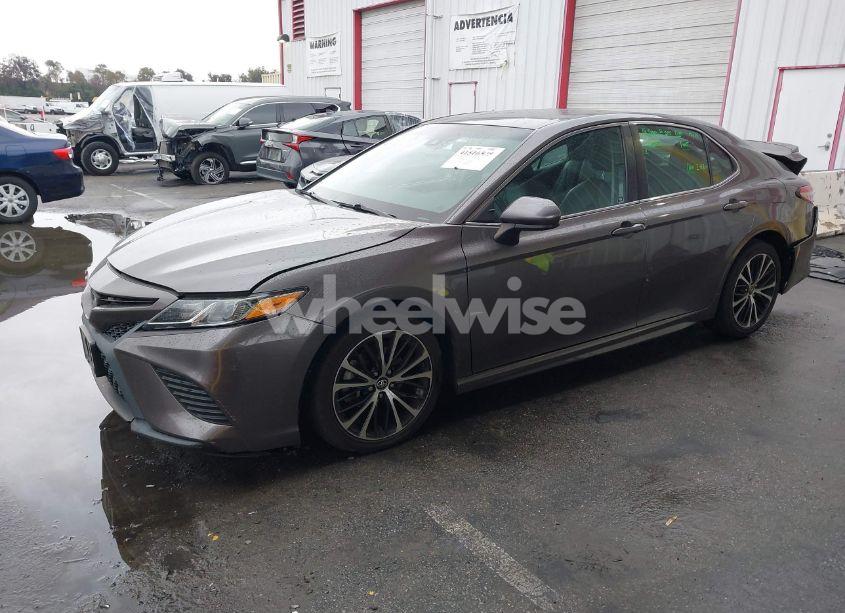 Photo 2 of 2018 Toyota Camry SE (VIN 4T1B11HK9JU643308)