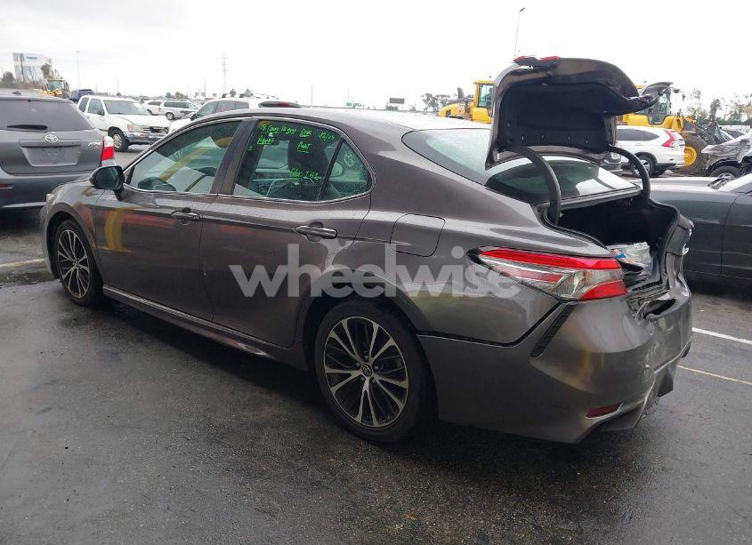 Photo 3 of 2018 Toyota Camry SE (VIN 4T1B11HK9JU643308)