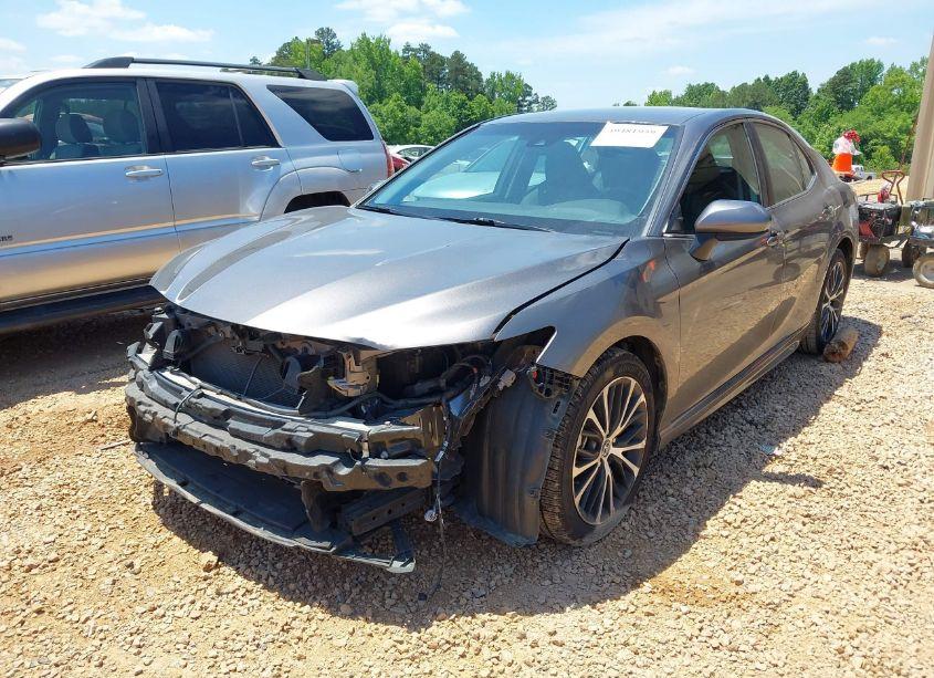 Photo 2 of 2018 Toyota Camry SE (VIN 4T1B11HK9JU665289)