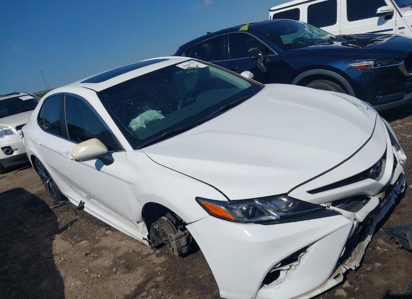 2018 Toyota Camry SE (VIN 4T1B11HK9JU666104) main photo