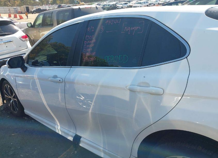 Photo 14 of 2018 Toyota Camry SE (VIN 4T1B11HK9JU666104)