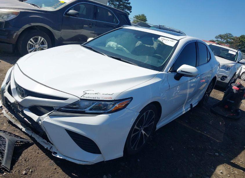 Photo 2 of 2018 Toyota Camry SE (VIN 4T1B11HK9JU666104)