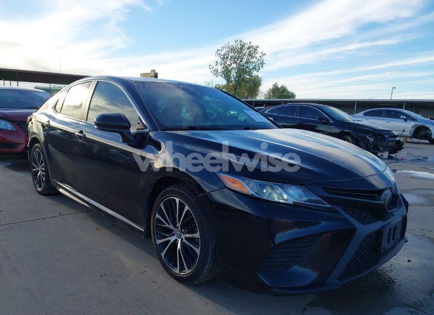 2018 Toyota Camry L/LE/XLE/SE/XSE (VIN 4T1B11HK9JU668449) main photo