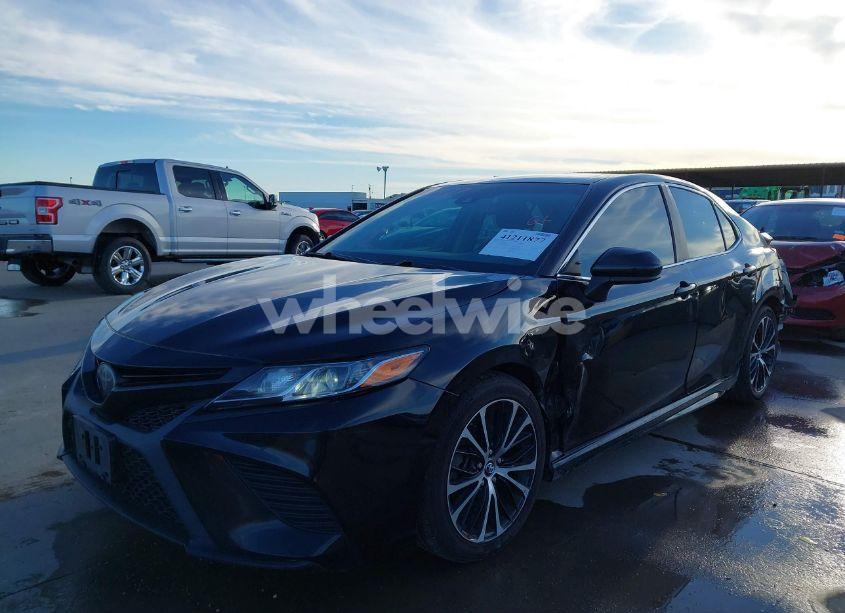 Photo 2 of 2018 Toyota Camry L/LE/XLE/SE/XSE (VIN 4T1B11HK9JU668449)