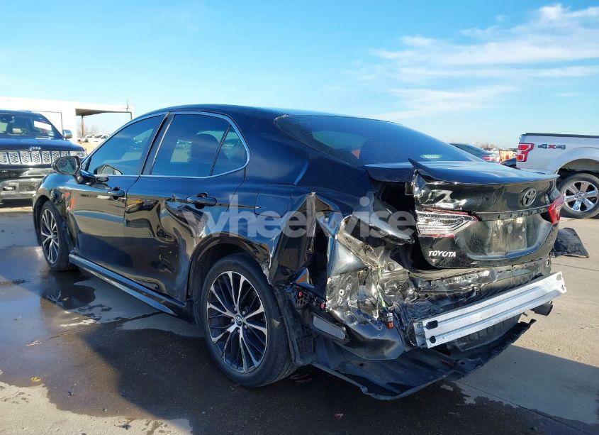 Photo 3 of 2018 Toyota Camry L/LE/XLE/SE/XSE (VIN 4T1B11HK9JU668449)