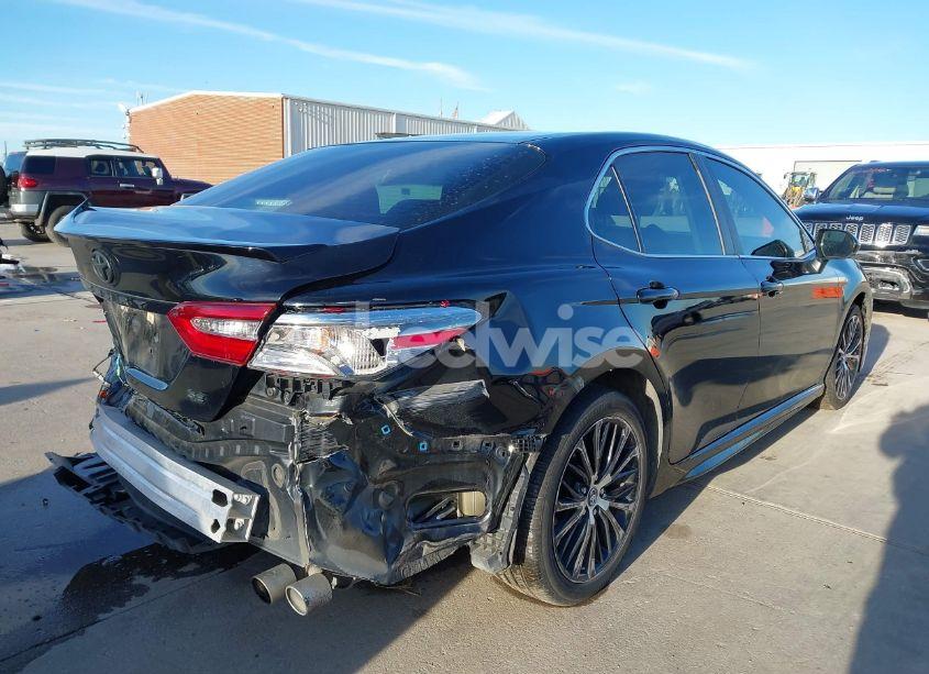Photo 4 of 2018 Toyota Camry L/LE/XLE/SE/XSE (VIN 4T1B11HK9JU668449)