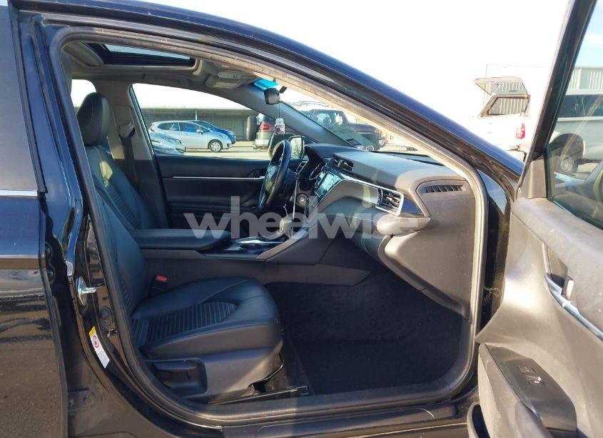 Photo 5 of 2018 Toyota Camry L/LE/XLE/SE/XSE (VIN 4T1B11HK9JU668449)