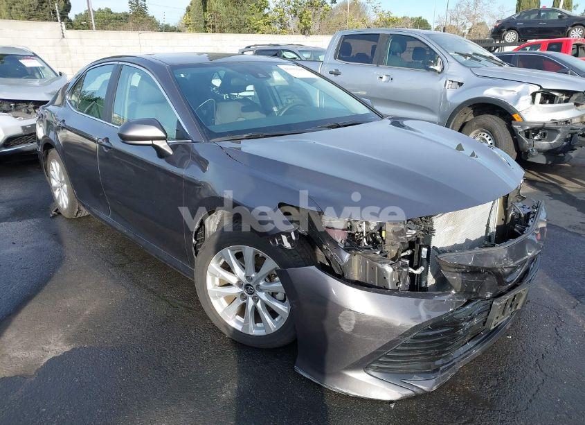 2019 Toyota Camry LE (VIN 4T1B11HK9KU241015) main photo