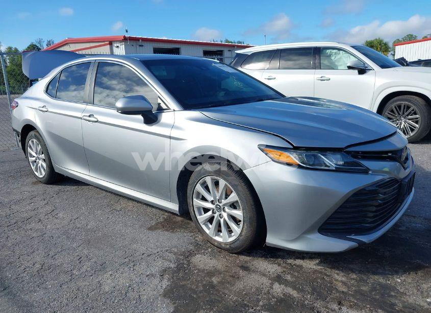 2019 Toyota Camry LE (VIN 4T1B11HK9KU241760) main photo