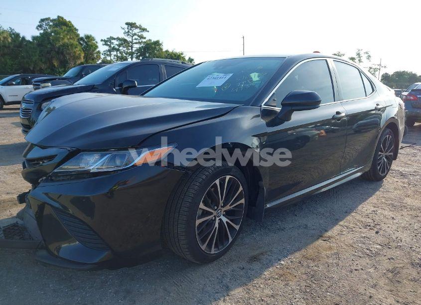 Photo 2 of 2019 Toyota Camry L/LE/SE/XLE (VIN 4T1B11HK9KU694938)