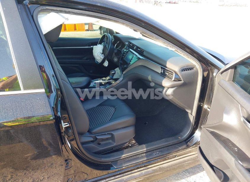 Photo 5 of 2019 Toyota Camry L/LE/SE/XLE (VIN 4T1B11HK9KU694938)