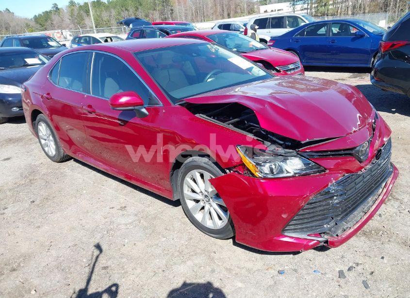 2019 Toyota Camry LE (VIN 4T1B11HK9KU708126) main photo
