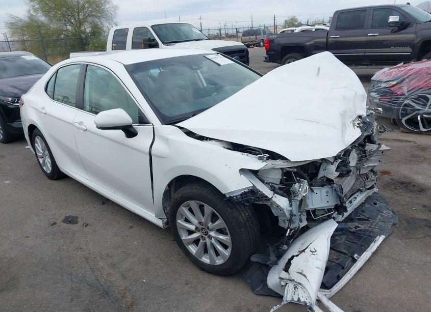 2019 Toyota Camry LE (VIN 4T1B11HK9KU730532) main photo