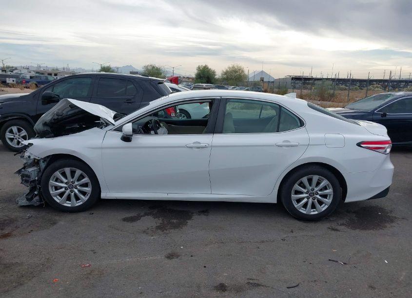 Photo 15 of 2019 Toyota Camry LE (VIN 4T1B11HK9KU730532)