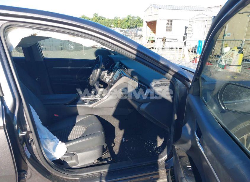 Photo 5 of 2019 Toyota Camry SE (VIN 4T1B11HK9KU740204)