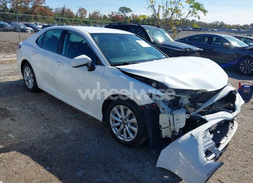 2019 Toyota Camry LE (VIN 4T1B11HK9KU758766) main photo