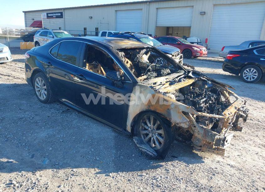 2019 Toyota Camry LE (VIN 4T1B11HK9KU764504) main photo