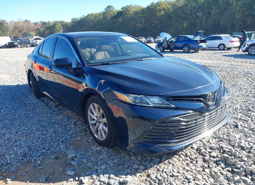 2019 Toyota Camry LE (VIN 4T1B11HK9KU775888) main photo