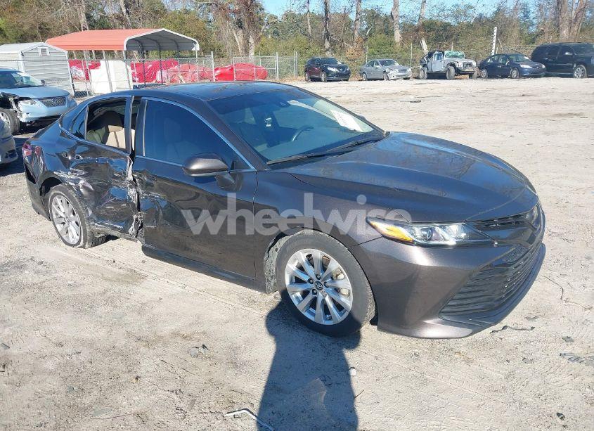 2019 Toyota Camry LE (VIN 4T1B11HK9KU809909) main photo