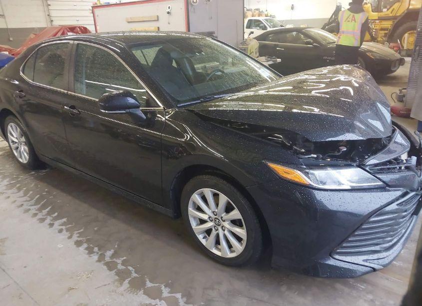 2019 Toyota Camry LE (VIN 4T1B11HK9KU815242) main photo