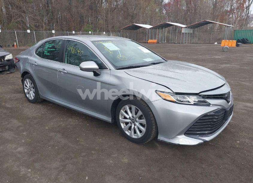 2019 Toyota Camry LE (VIN 4T1B11HK9KU851075) main photo