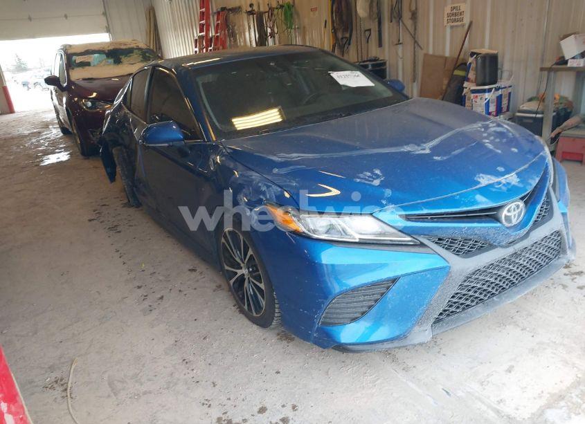 2018 Toyota Camry SE (VIN 4T1B11HKXJU008971) main photo