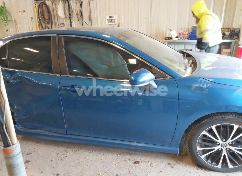 Photo 13 of 2018 Toyota Camry SE (VIN 4T1B11HKXJU008971)