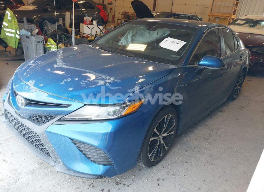 Photo 2 of 2018 Toyota Camry SE (VIN 4T1B11HKXJU008971)