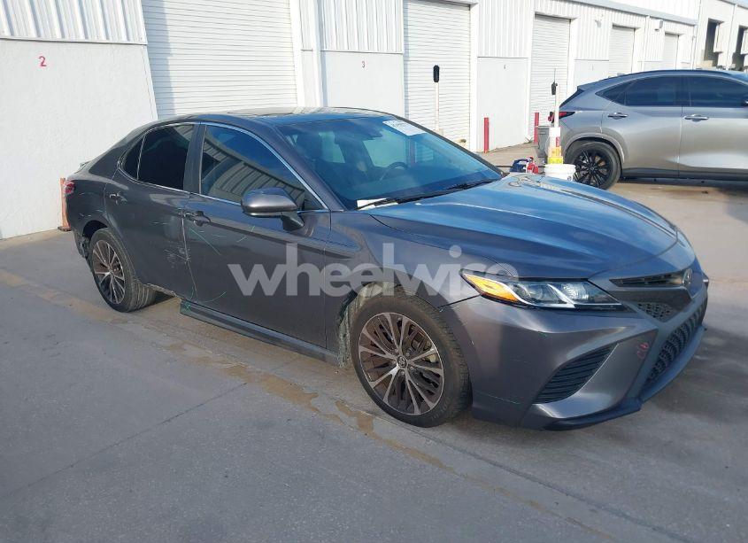 2018 Toyota Camry SE (VIN 4T1B11HKXJU009084) main photo