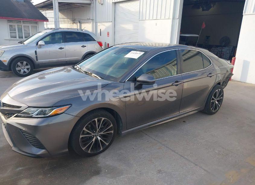 Photo 14 of 2018 Toyota Camry SE (VIN 4T1B11HKXJU009084)