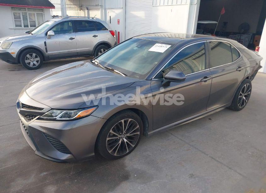 Photo 2 of 2018 Toyota Camry SE (VIN 4T1B11HKXJU009084)