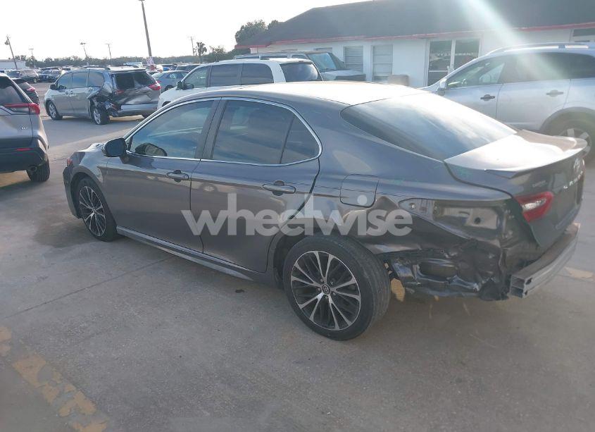 Photo 3 of 2018 Toyota Camry SE (VIN 4T1B11HKXJU009084)