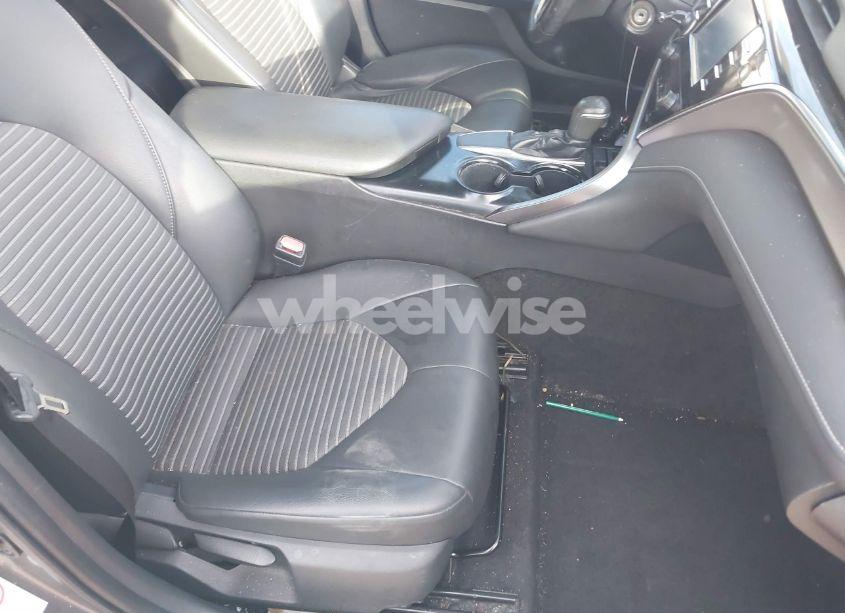 Photo 5 of 2018 Toyota Camry SE (VIN 4T1B11HKXJU009084)