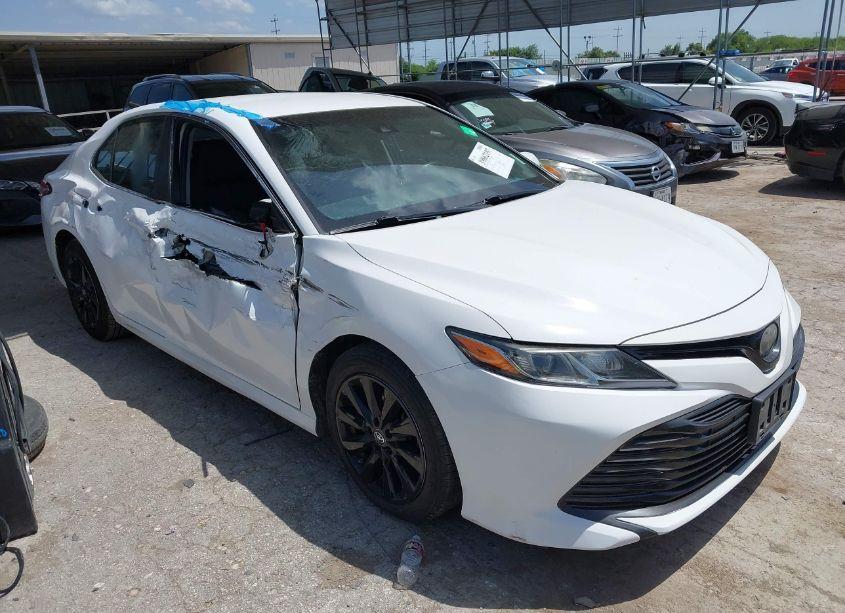 2018 Toyota Camry LE (VIN 4T1B11HKXJU023535) main photo