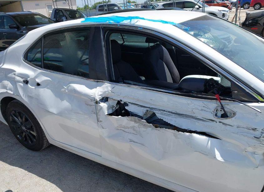 Photo 12 of 2018 Toyota Camry LE (VIN 4T1B11HKXJU023535)